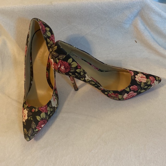SIZE 6 JOE FRESH 4” High Heels. Black with Roses on them. - Picture 6 of 10